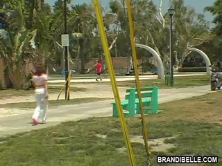 Brandi Belle holt ein sportlicher Kerl aus dem Basketballplatz und gab ihm einen netten handjob #1