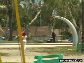 Brandi Belle holt ein sportlicher Kerl aus dem Basketballplatz und gab ihm einen netten handjob #2