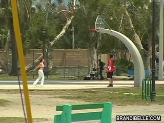 Brandi Belle holt ein sportlicher Kerl aus dem Basketballplatz und gab ihm einen netten handjob #4