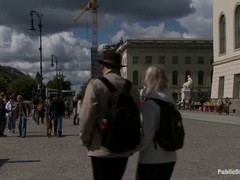 Unverschämtes Girl spaziert nackig mitten in Berlin #9