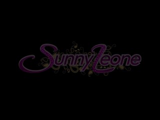 Sunny Leona spielt mit ihrem perfekten rasierten rosa Schlitz und hat  einem großartigen Solo-Orgasmus #1