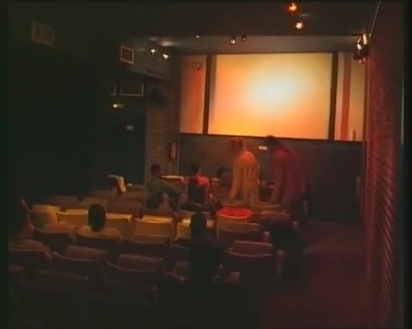 Swinger in einem Kino (Sex in der Öffentlichkeit in einem Erwachsenen-Film) #1
