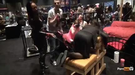 Pornhub TV bei eXXXotica 2013 wo Madeline mit Liebe geschlagen ist #8