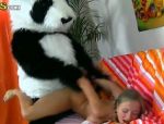Eine heiße Hure wird von einem Panda gefickt, schau mal hier! #6