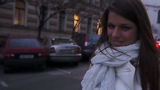 Ein Mädchen auf der Straße bekommt Geld für Sex
