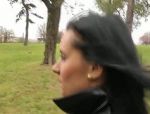 Dunkelhaariges Babe Melissa Ria posiert im Park #1