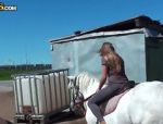Cowgirl Mila schlägt den harten Schwanz mit ihrer durchbohrten Zunge #1