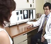 Asiatische Schlampe mit kleinen Titten fickt ihren Arzt #1
