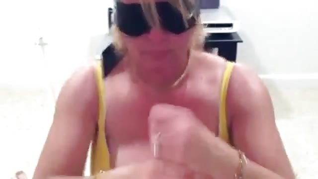 Reife Frau mit großen Brüsten verpasst einem Schwanz einen Handjob #4