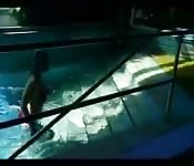 Junge Deutsche beim Schwanzlutschen in einem Schwimmbad #1