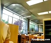 Verrückte Studentin masturbiert in der Bibliothek #2