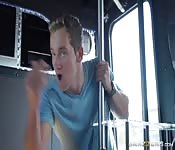 Typ schleicht sich in Bus und fickt die Stripperinnen #4