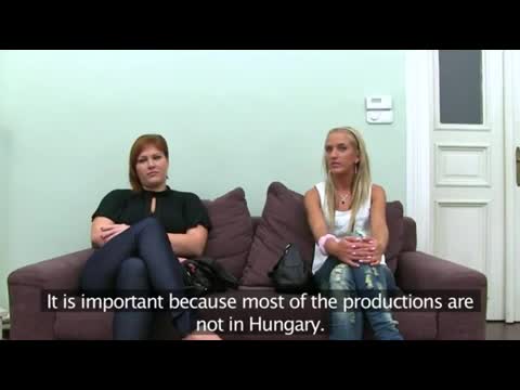 Zwei sehr heiße Schlampen saugen jeweils einen Schwanz auf der Couch #1