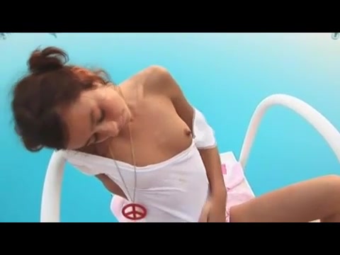 Die bezaubernde, gutaussehende Natasha masturbiert am Pool #8