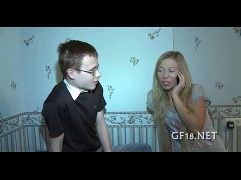 Schamloser Kerl verkauft seine gutaussehende Freundin für Sexspielchen #5