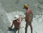 Zwei Nudist ficken auf dem Strand und genießen #7