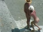 Zwei Nudist ficken auf dem Strand und genießen #8