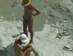 Zwei Nudist ficken auf dem Strand und genießen #3
