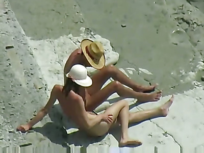 Zwei Nudist ficken auf dem Strand und genießen