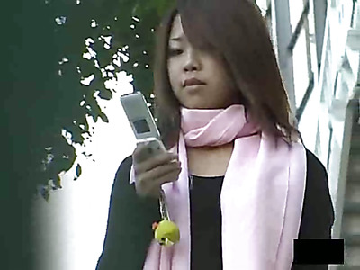 Die heißen Asiatischen Babes werden durch versteckte Kameras außerhalb gefilmt