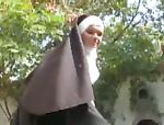 Zwei Nonne zeigen ihre dreckige Gewohnheiten #3