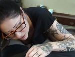 Zwei nette Brünette mit Tattoos saugen in POV #1