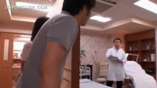 Heisse, asiatische Krankenschwester wird beim flotten Dreier erwischt #11