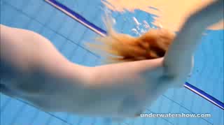 Die süsse, spitze Lucy legt einen aufreizenden Strip unter Wasser hin #12