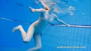 Die süsse, spitze Lucy legt einen aufreizenden Strip unter Wasser hin #13