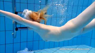 Die süsse, spitze Lucy legt einen aufreizenden Strip unter Wasser hin #16