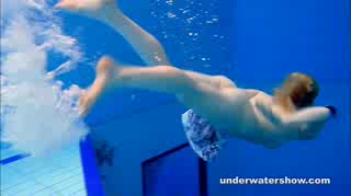 Die süsse, spitze Lucy legt einen aufreizenden Strip unter Wasser hin #5