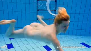 Die süsse, spitze Lucy legt einen aufreizenden Strip unter Wasser hin #7
