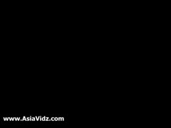 Asiatisches Schulmädchen mit Zöpfen leckt eine Muschi und saugt an einem großen Schwanz #1