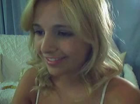 Hübsche Blondine chattet freizügig vor der Webcam #10