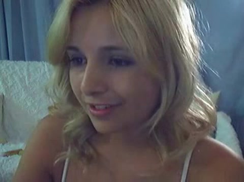 Hübsche Blondine chattet freizügig vor der Webcam #15