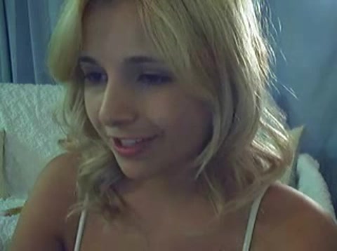 Hübsche Blondine chattet freizügig vor der Webcam #16