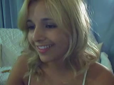 Hübsche Blondine chattet freizügig vor der Webcam #17