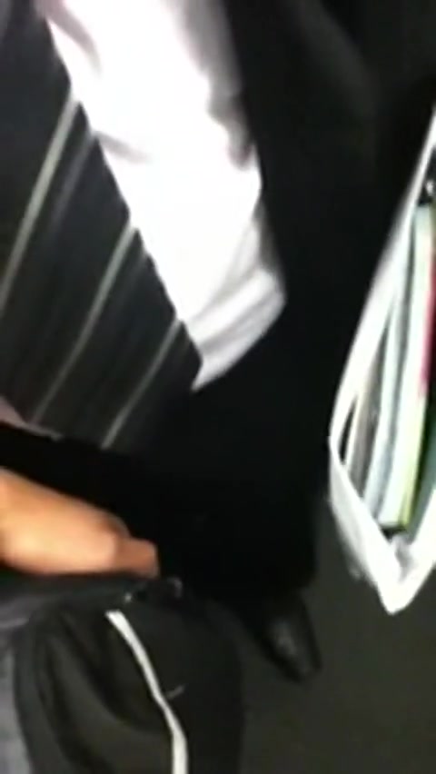Versteckte Kamera in der U-Bahn filmt die Unterwäsche der Damen #3