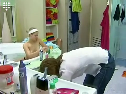 Big Brother, heißes blondes Teeny-Girl rasiert sich in der Wanne und duscht nackt #13