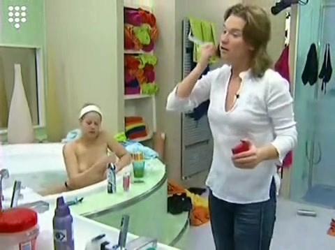 Big Brother, heißes blondes Teeny-Girl rasiert sich in der Wanne und duscht nackt #14