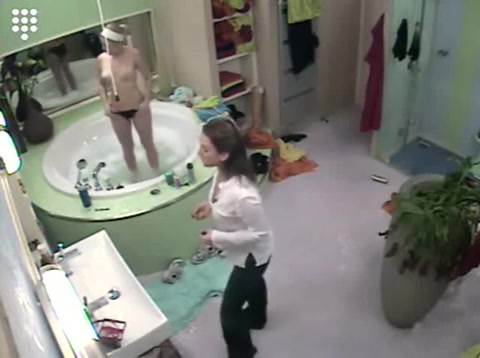 Big Brother, heißes blondes Teeny-Girl rasiert sich in der Wanne und duscht nackt #16