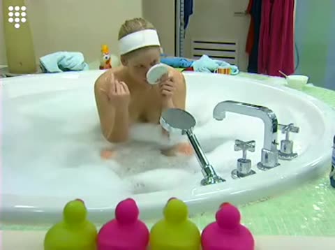 Big Brother, heißes blondes Teeny-Girl rasiert sich in der Wanne und duscht nackt #2