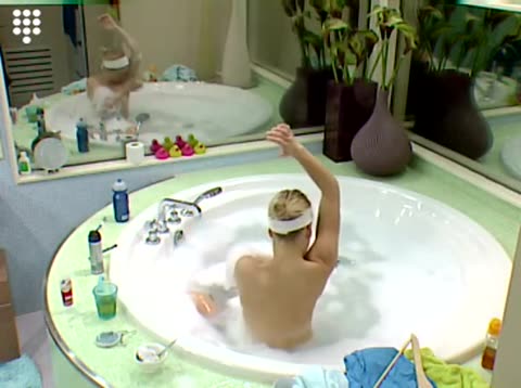 Big Brother, heißes blondes Teeny-Girl rasiert sich in der Wanne und duscht nackt #5