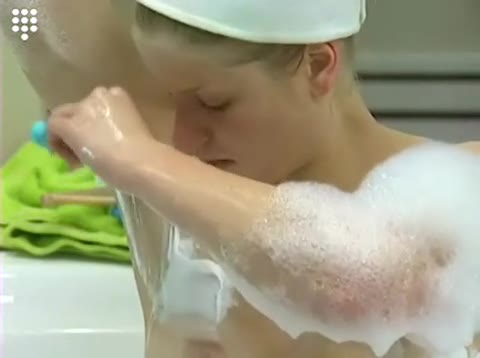 Big Brother, heißes blondes Teeny-Girl rasiert sich in der Wanne und duscht nackt #6