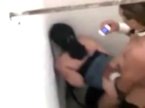 Eine Frau wird im Bad von einem Stripper Club geschlagen - Amateur #15
