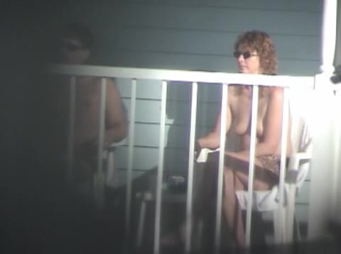 Amateur Video von ein Paar , die sich gerne nackt auf dem Balkon zeigt #3