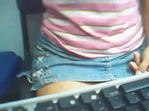 Latina zeigt dem Webcam Publikum was sie unter dem Rökchen hat  #9