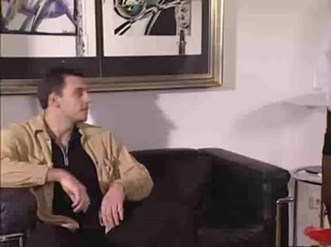 Hübsche Blonde mit schwarzen Strümpfen fickt auf Sofa #1
