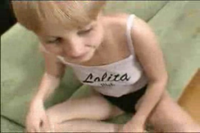 Junges reizvolles Mädchen bläst ein netter beharten Kerl Oralsex und Abspritzen #21