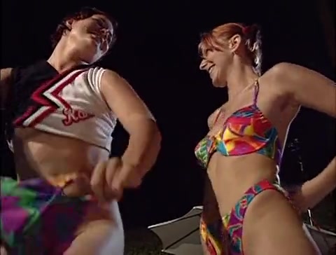 Lesbische Cheerleaderinnen befummeln ihre Muschis neben dem Pool #10